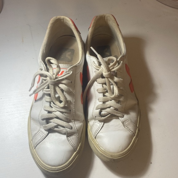 Woman’s Vejas - Picture 2 of 4